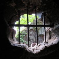 Skalní reliéfy a jeskyně Klácelka