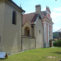 Kostel sv. Ludmily a Kateřiny v Tetíně.