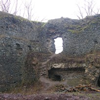 uvnitř hradu (bývalého)