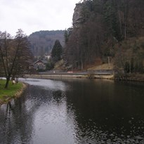 přes řeku Jizera (po mostě)